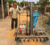 Người nông dân thôn Xuân Thạnh 1, xã Hòa Tân Tây sáng chế thành công Máy hốt lúa
